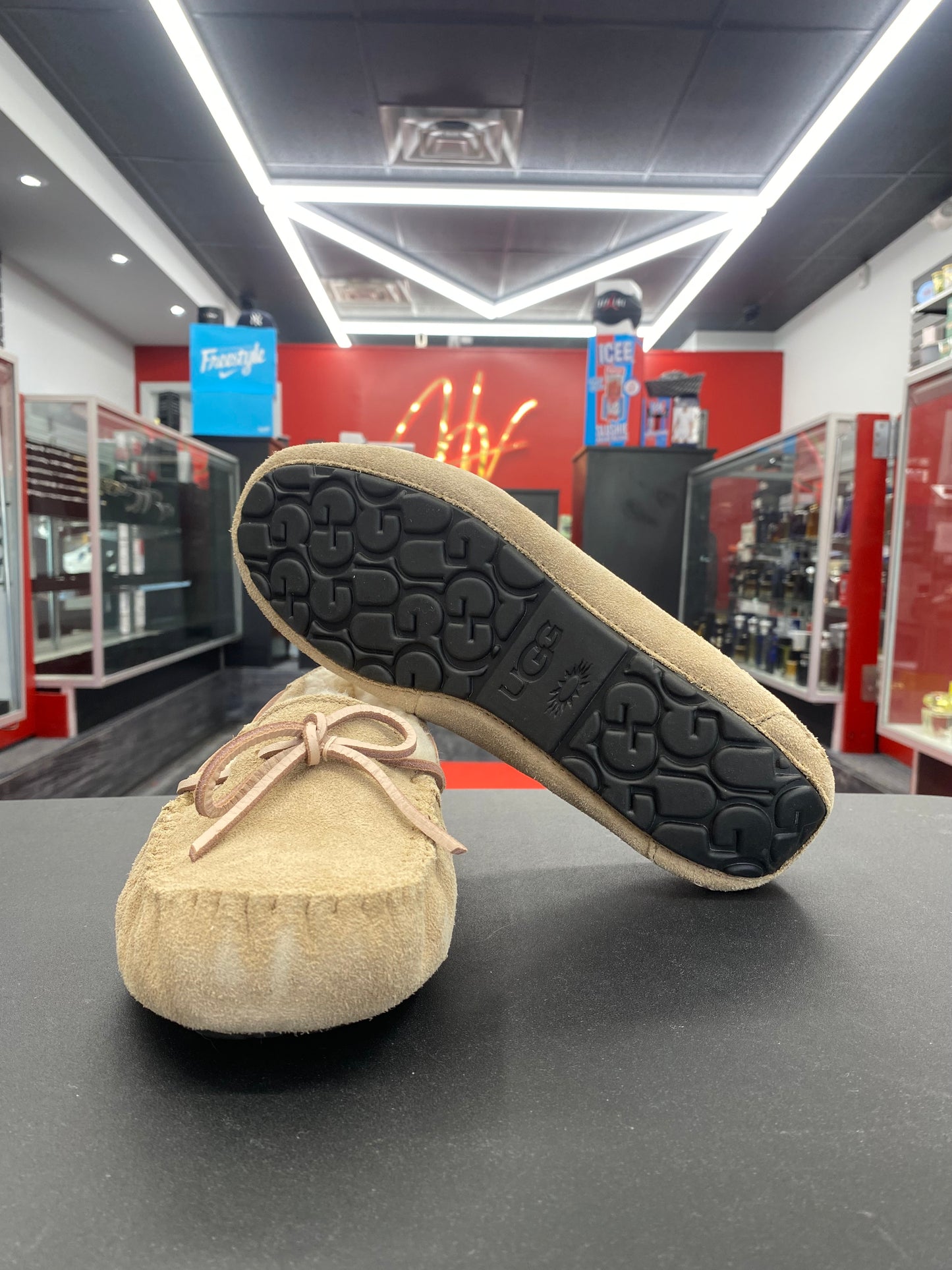 W UGG DAKOTA “Tobacco”