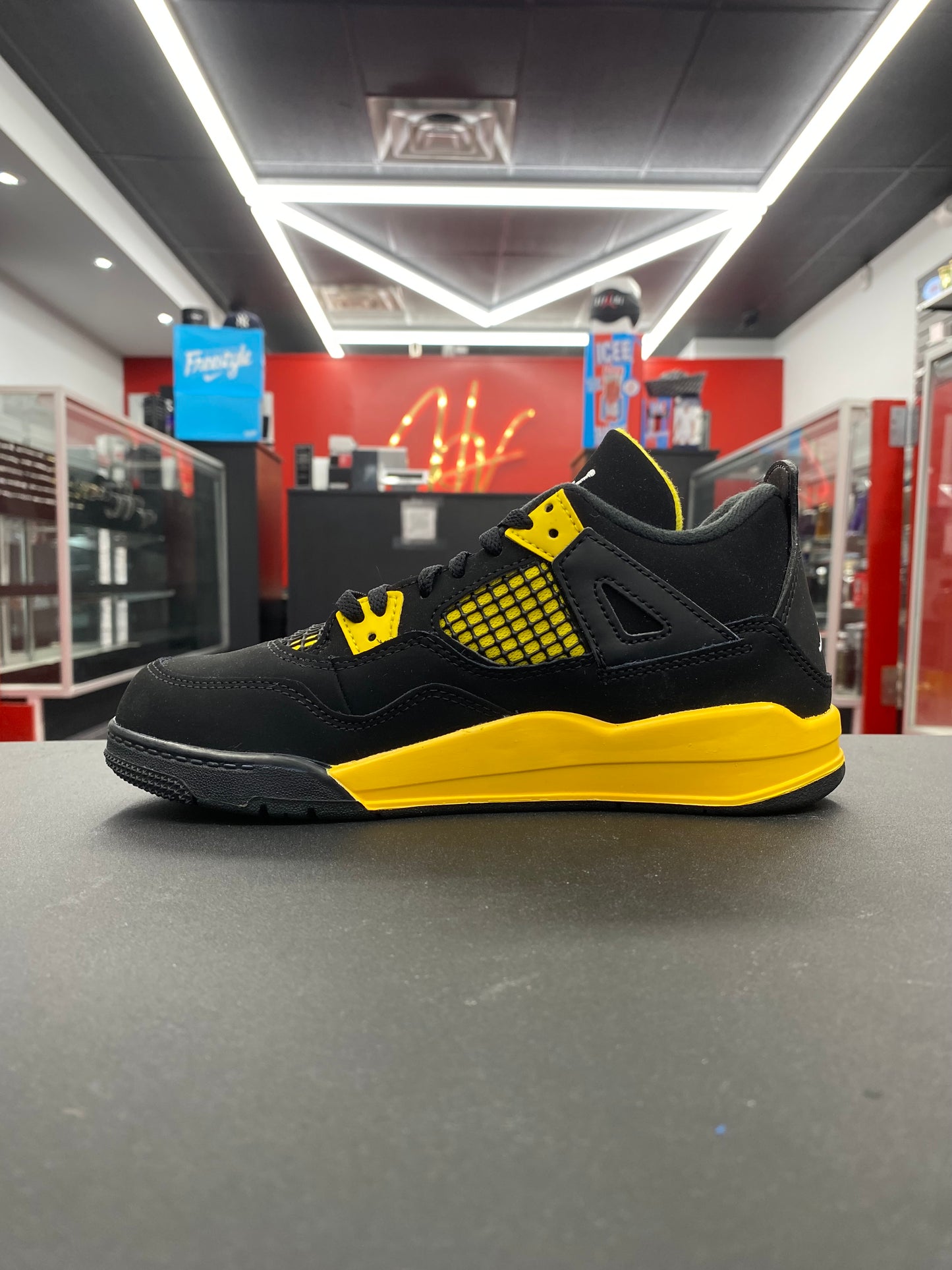Air Jordan 4 Retro “Thunder” (PS)