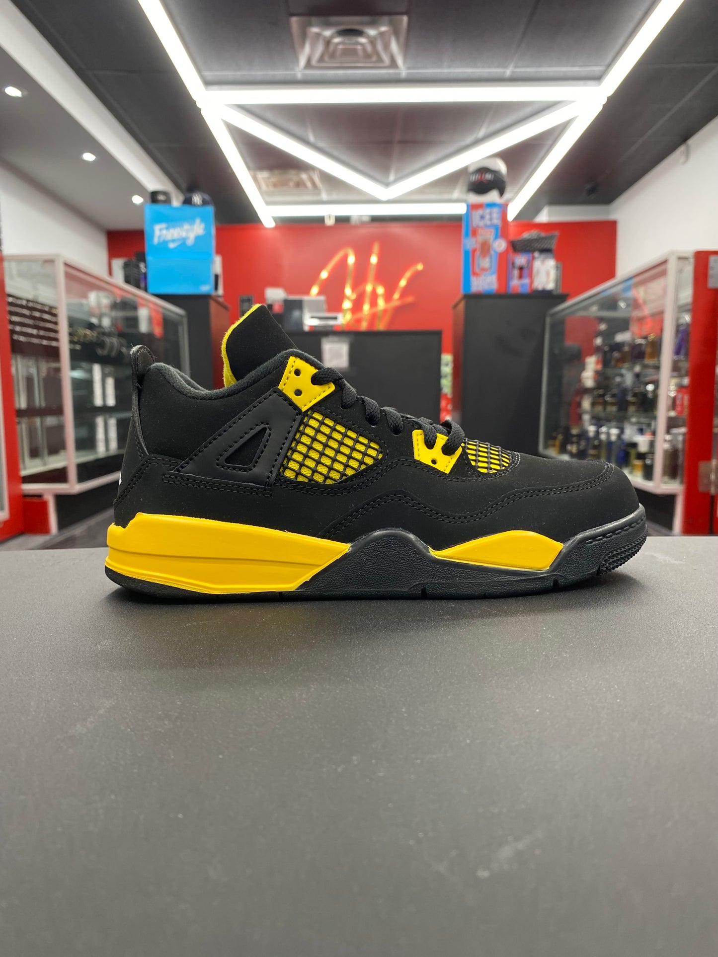 Air Jordan 4 Retro “Thunder” (PS)