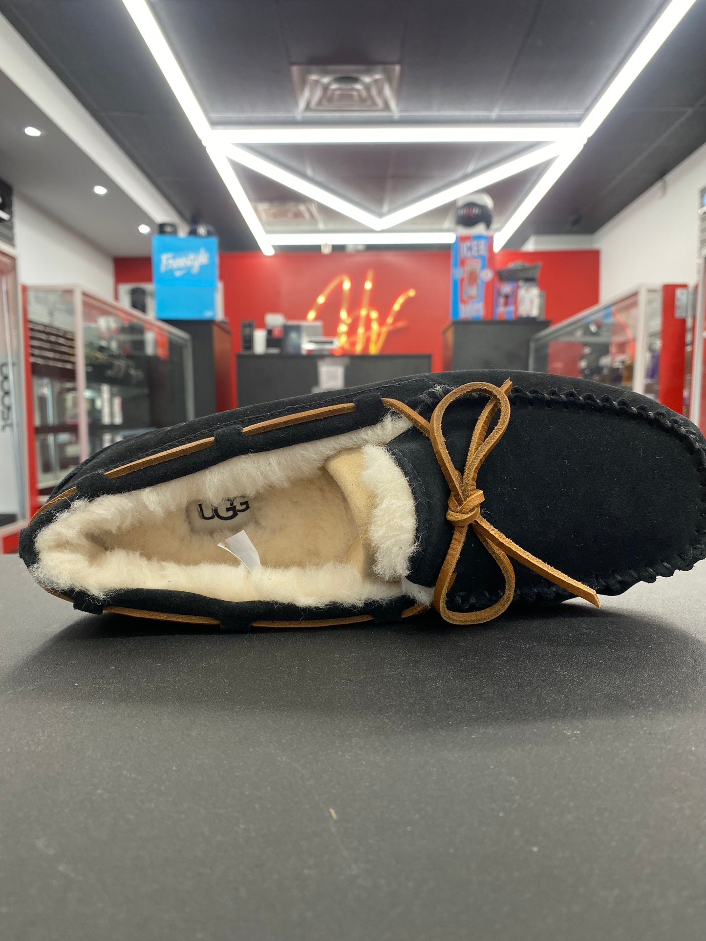 UGG DAKOTA “Black” (Women’s)