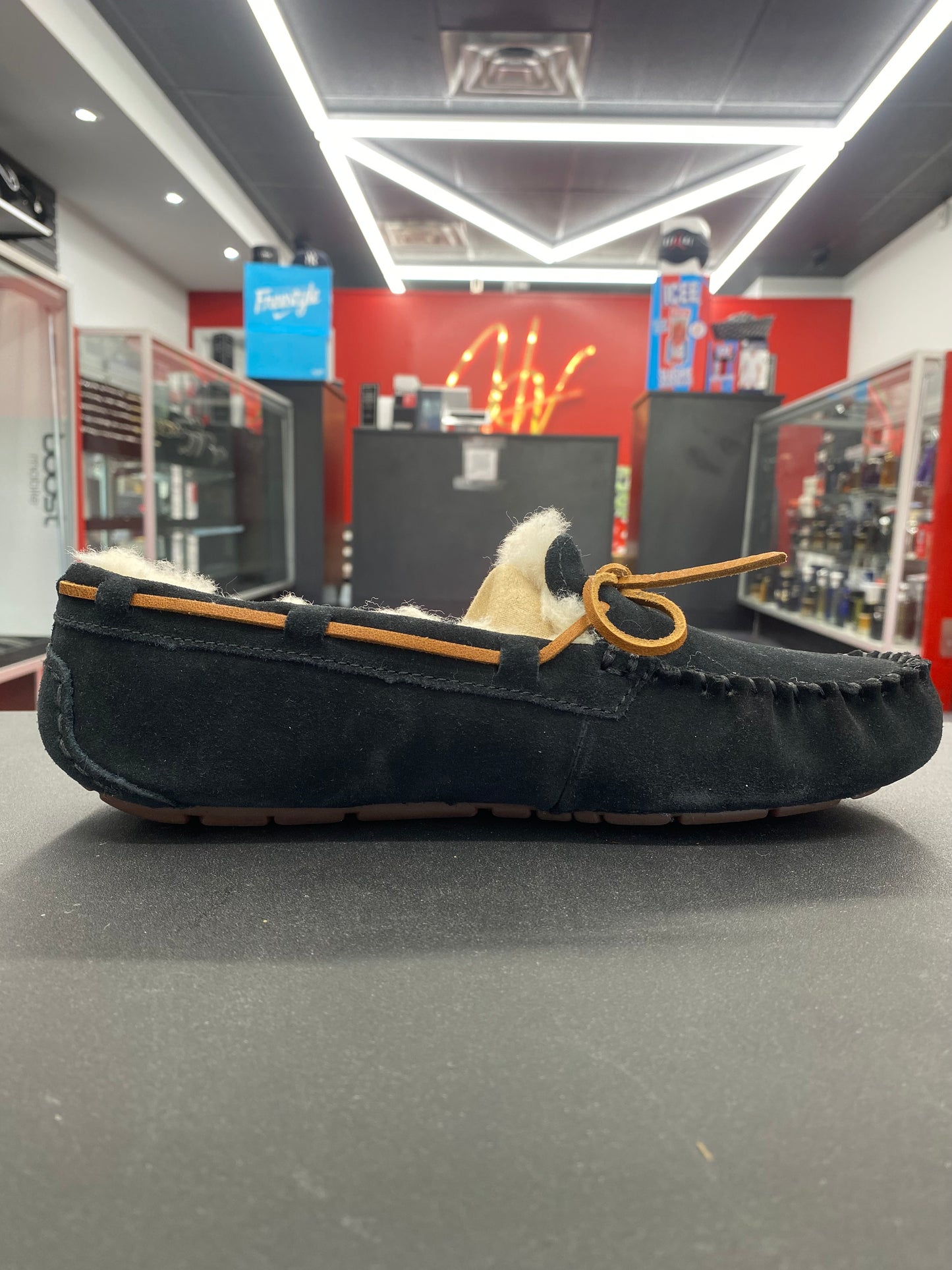 UGG DAKOTA “Black” (Women’s)