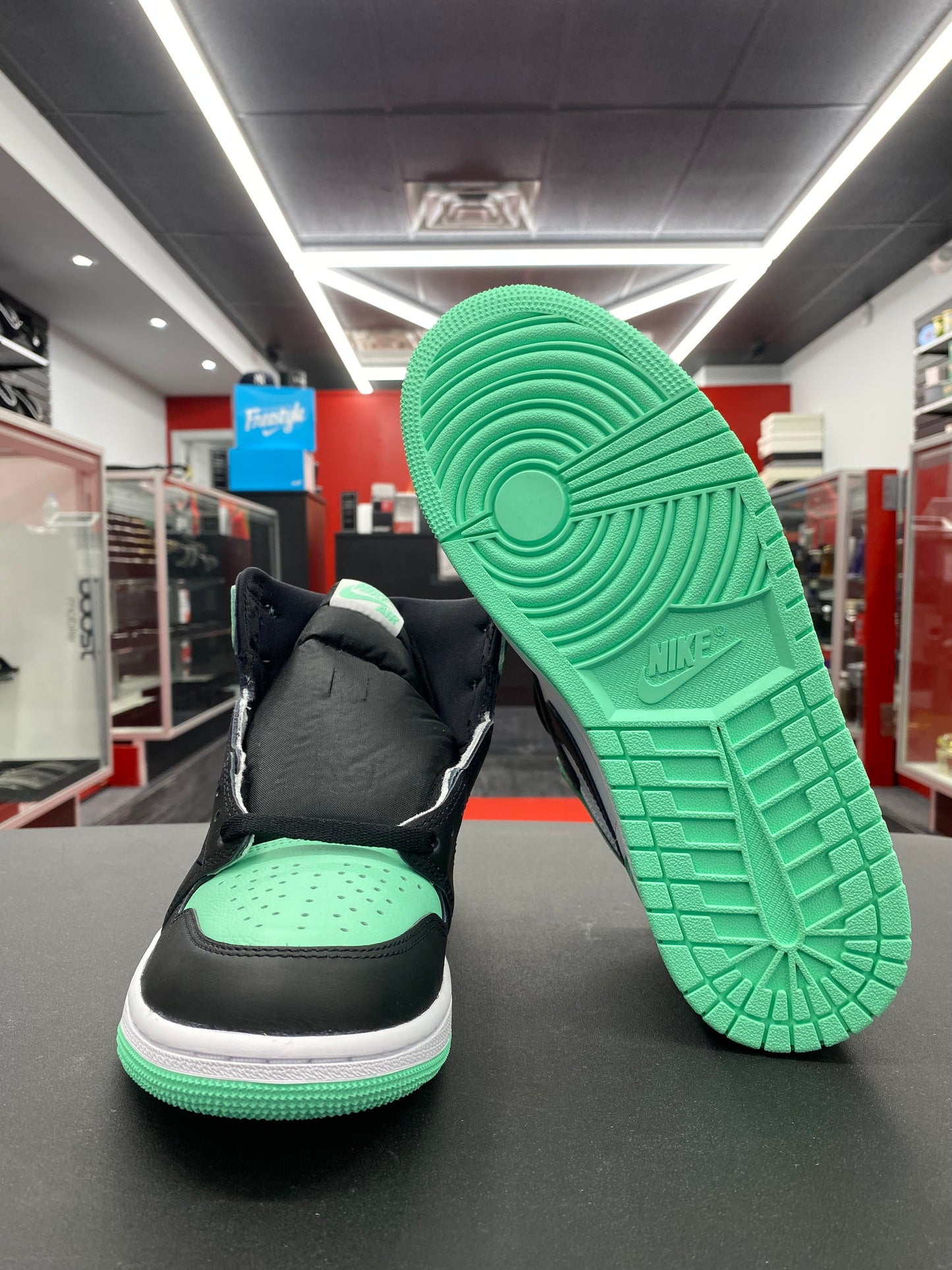 Air Jordan 1 Retro High OG “Green Glow”