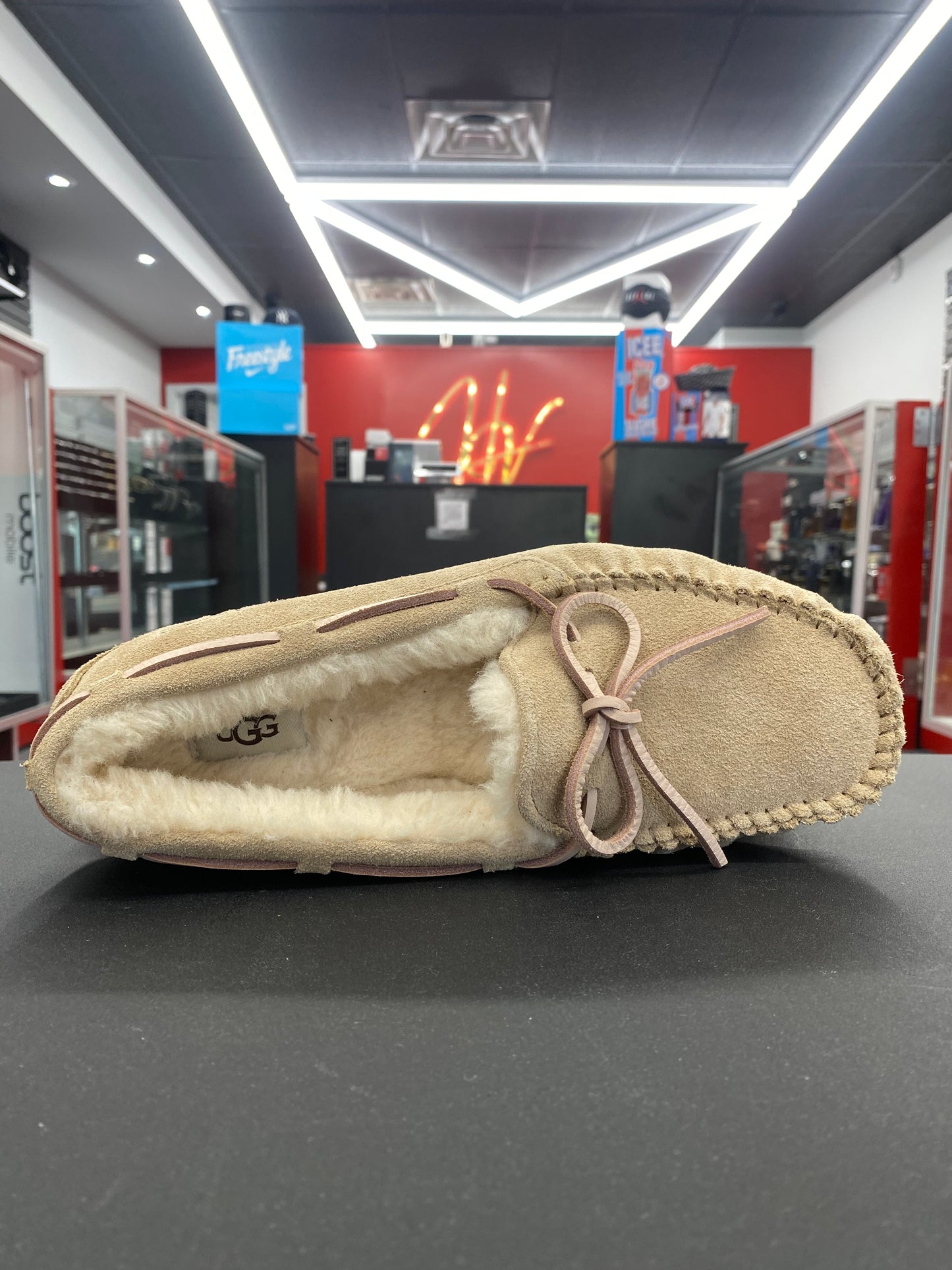 W UGG DAKOTA “Tobacco”